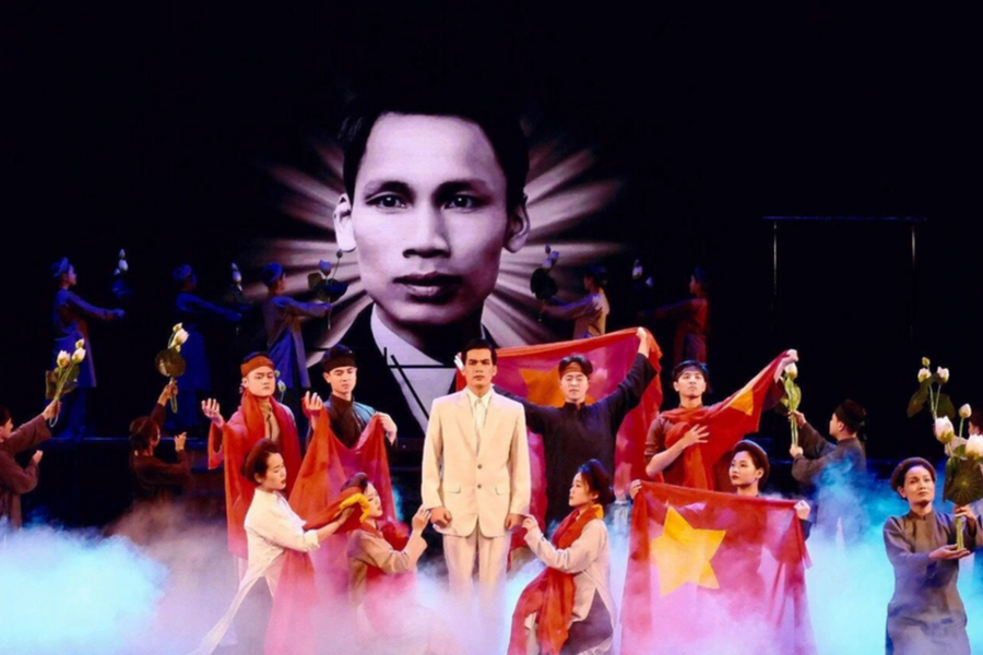 Công diễn vở cải lương 'Từ Việt Bắc về Hà Nội' tại Nhà hát Lớn