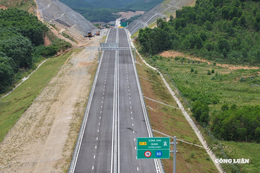 Khẩn trương hoàn thiện các hạng mục còn lại cao tốc Vũng Áng - Bùng