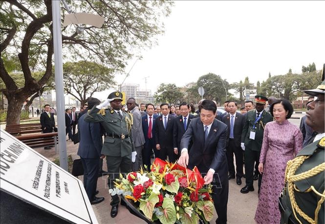 Chủ tịch nước Lương Cường đặt vòng hoa tại tượng Bác Hồ và Bia tưởng niệm trên Đại lộ Hồ Chí Minh ở Luanda