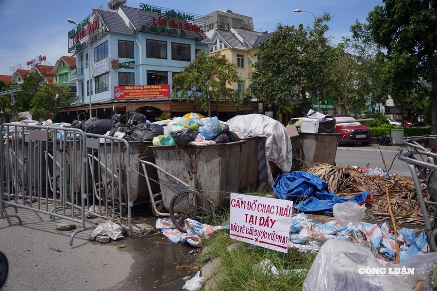 Rác thải ngổn ngang, tràn ra lòng đường gây ô nhiễm ở Hà Đông