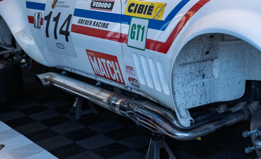 Vì sao xe đua lại gắn ống xả bên hông?