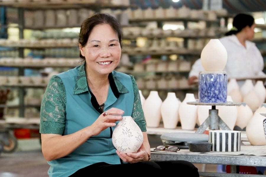 Gốm sứ Quang Vinh: Từ nghề ‘cha truyền con nối’ đến sản phẩm OCOP 5 sao