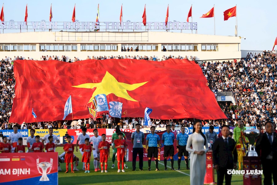 Chảo lửa Thiên Trường rực cháy trong trận Siêu Cúp Quốc gia 2024/25