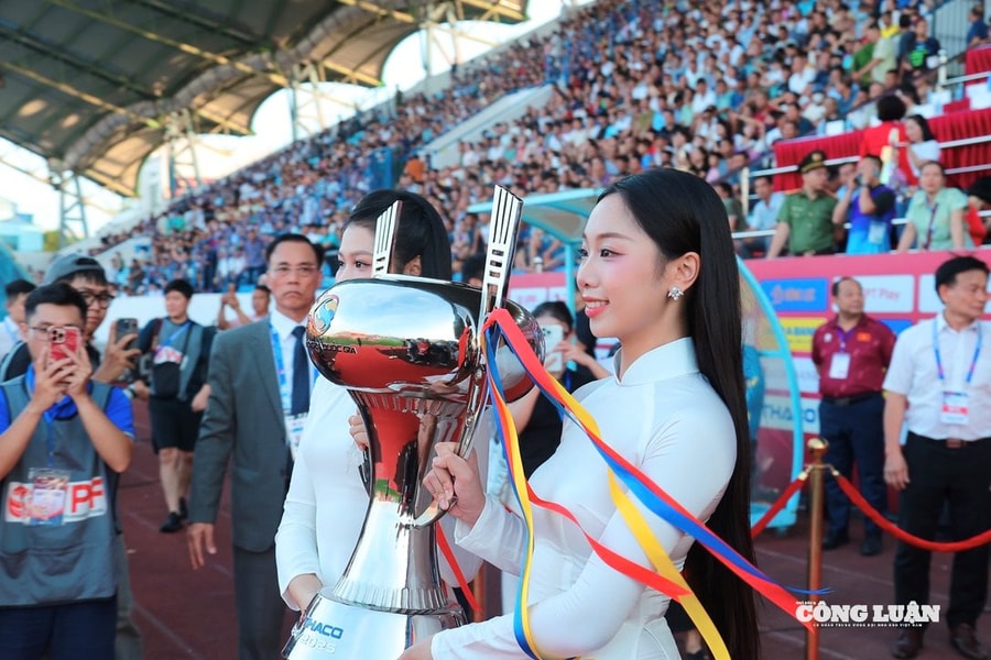 Những khoảnh khắc ấn tượng tại trận Siêu Cúp Quốc gia 2024/25 giữa Thép Xanh Nam Định - Công an Hà Nội