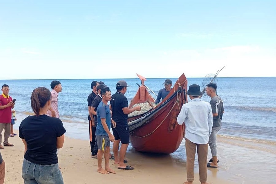Quảng Trị: Khẩn trương tìm kiếm ngư dân mất tích khi đánh bắt trên biển