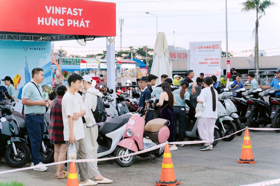 “Đổi xăng lấy điện” gây bão tại TP.HCM, có khách hàng chốt tới 12 xe máy VinFast