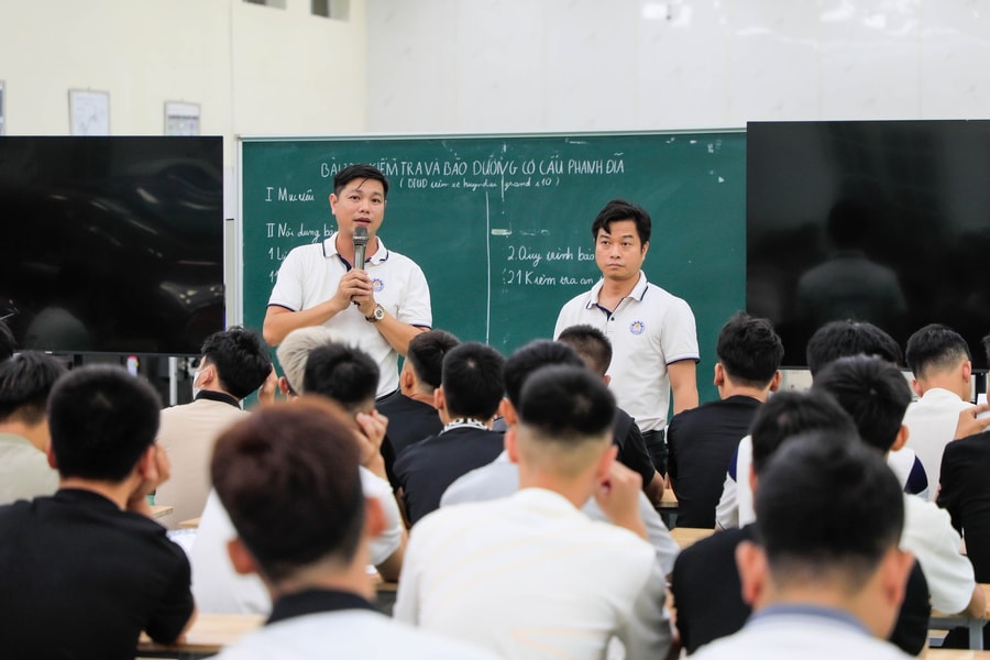 Bộ GD&ĐT lên tiếng về việc giảng viên hợp đồng có được cộng dồn thâm niên để hưởng phụ cấp?