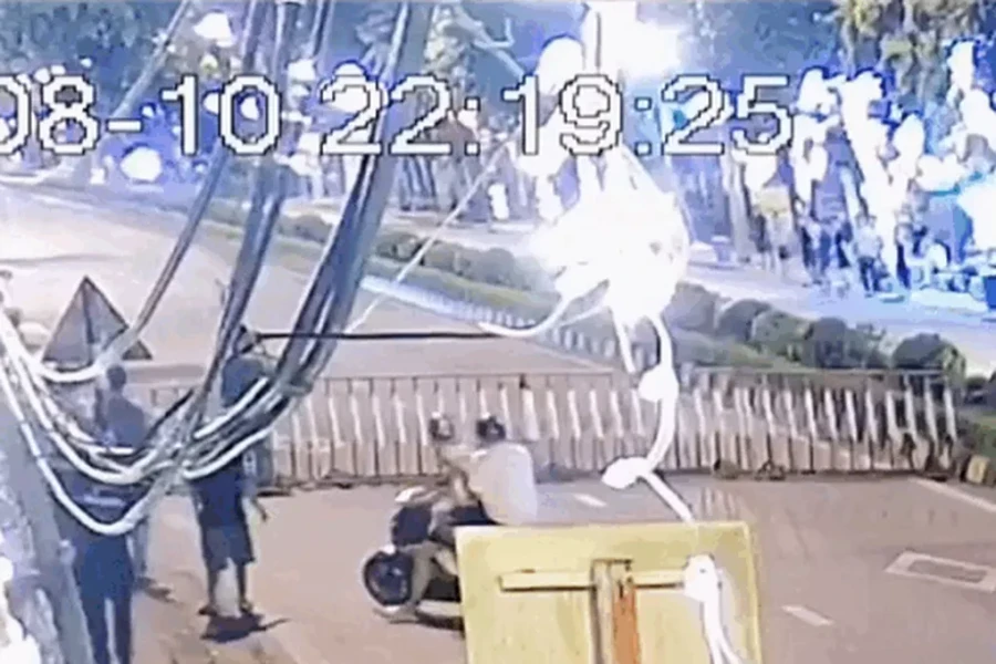 Hai đối tượng đi xe máy lạng lách, đánh võng và đâm thẳng vào rào chắn của công an ở Hưng Yên