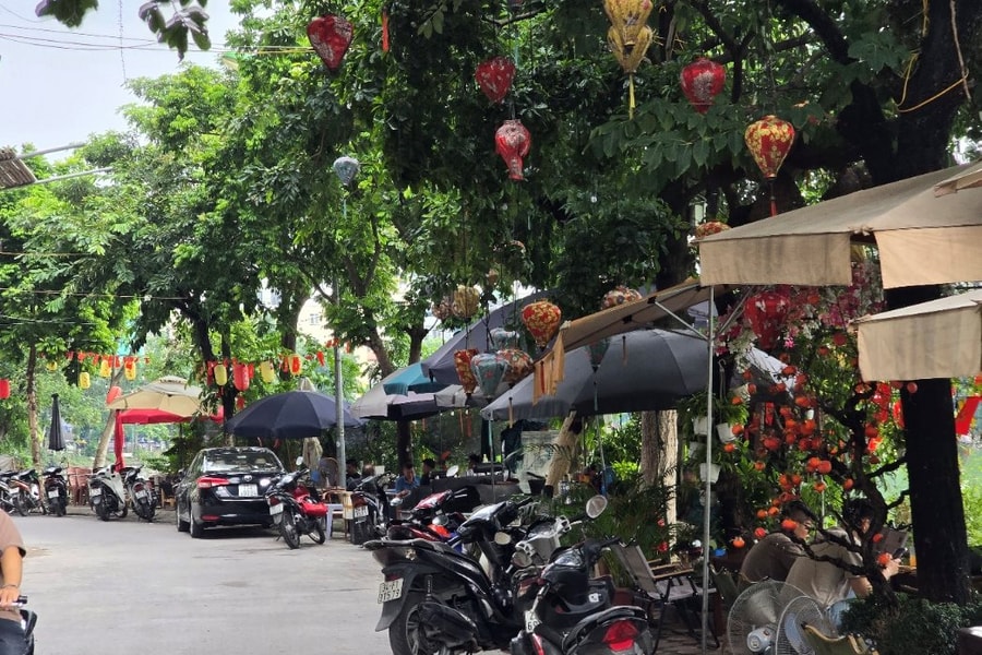 Hà Nội: Không gian xanh quanh hồ bị 'bóp nghẹt', nhường chỗ cho quán cà phê, quán ăn