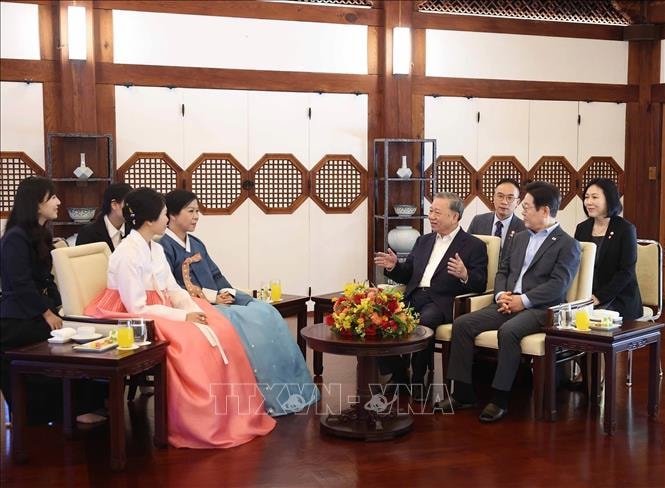 Tổng Bí thư Tô Lâm và Phu nhân dự tiệc trà, thưởng thức nghệ thuật truyền thống