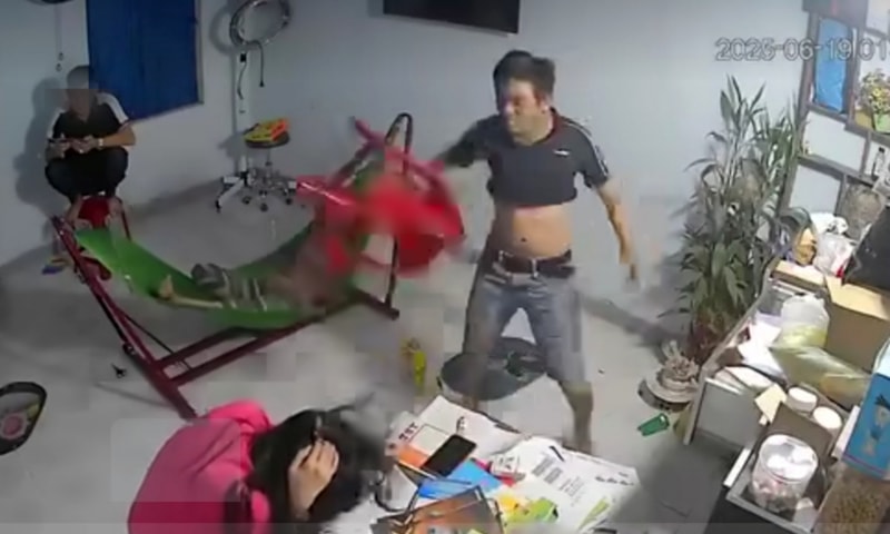 Công an Quảng Ngãi thông tin vụ anh ruột dùng ghế nhựa đánh liên tiếp vào người em gái