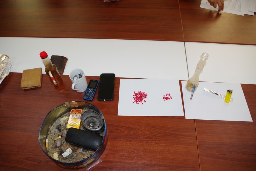 Ninh Bình: Bắt 5 đối tượng mua bán, tổ chức sử dụng ma túy, thu giữ hơn 100 viên ma túy tổng hợp