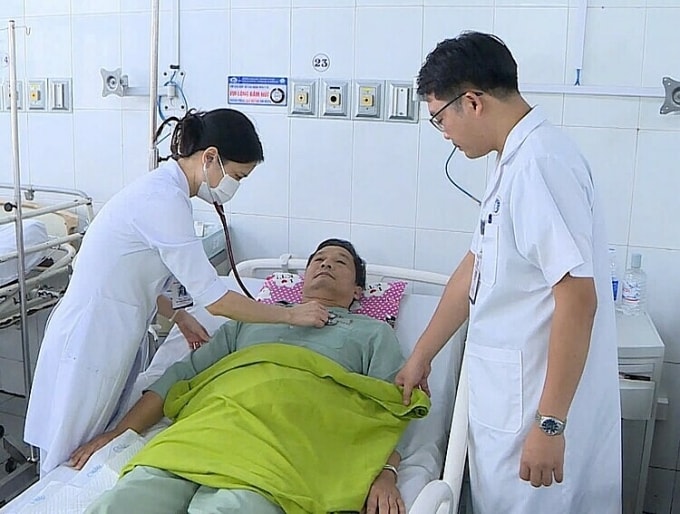 16 y bác sĩ ép tim gần 2 giờ, cứu sống ngoạn mục bệnh nhân ngừng tim