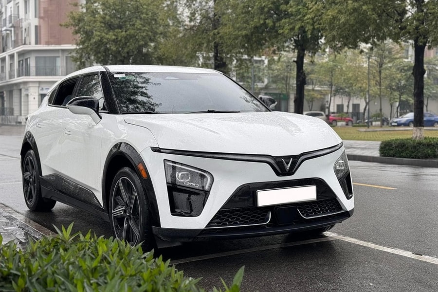 VinFast VF 7 chạy 7.600km xuất hiện trên thị trường xe cũ sau 1 năm, chủ xe công khai giá bán và tình trạng thực tế