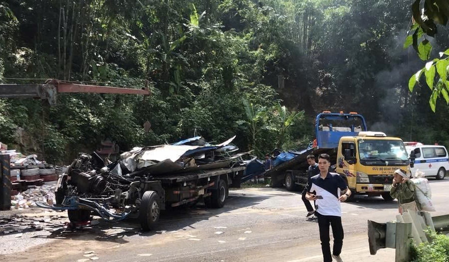 Xe tải lật trên Quốc lộ 6, tài xế thiệt mạng