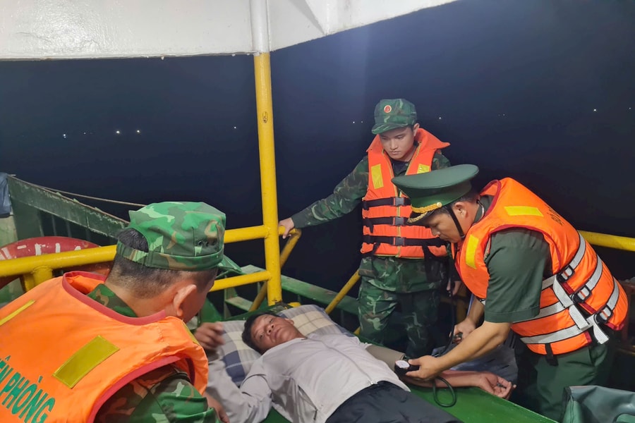 Gia Lai: Bộ đội biên phòng kịp thời ứng cứu ngư dân gặp nạn trên biển