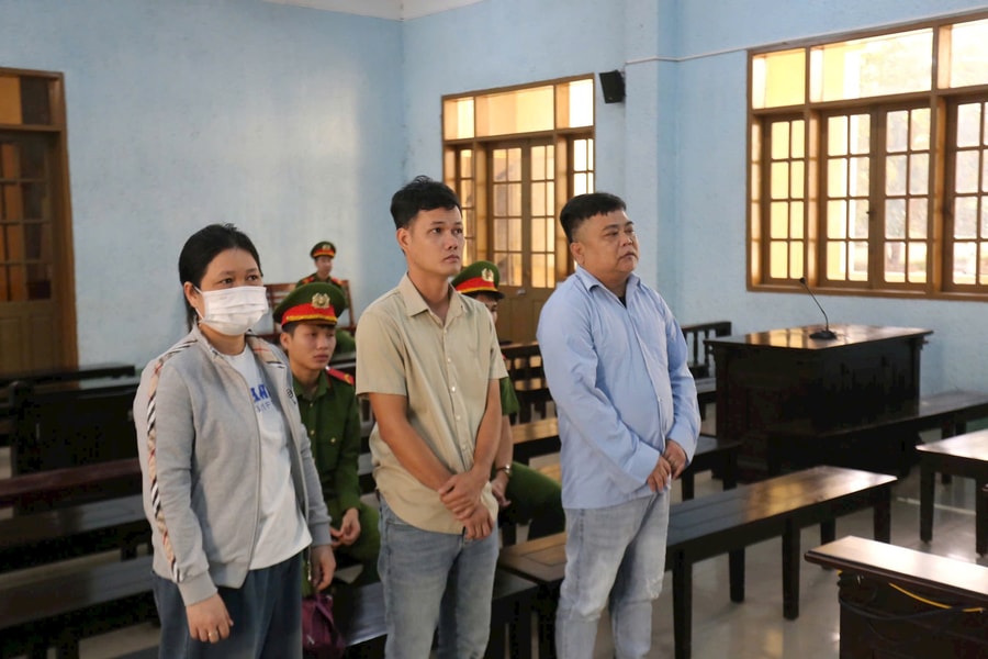 Gia Lai: Lừa “bảo kê” cho xe thông chốt giao thông để chiếm đoạt tiền, 2 vợ chồng lãnh án