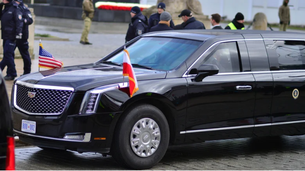Xe limousine của Tổng thống Mỹ giá bao nhiêu và ai là người trả tiền?
