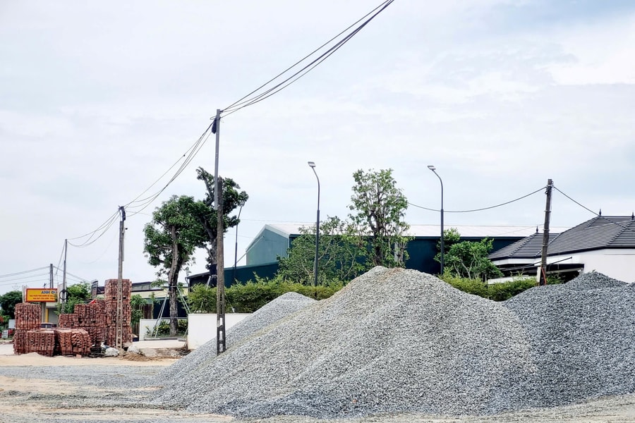 Tái phạm nhiều lần, bãi tập kết của Công ty Dũng Thịnh vẫn “vô tư” chiếm hành lang quốc lộ