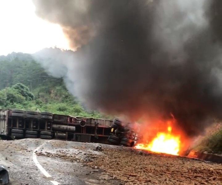 Gia Lai: Xe đầu kéo bốc cháy dữ dội chắn ngang đường sau khi va chạm với xe tải