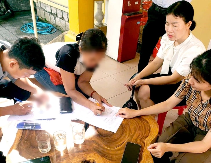 Kiểm tra hàng bún vỉa hè cạnh cổng bệnh viện, rửa bát bằng cách nhúng qua xô nước