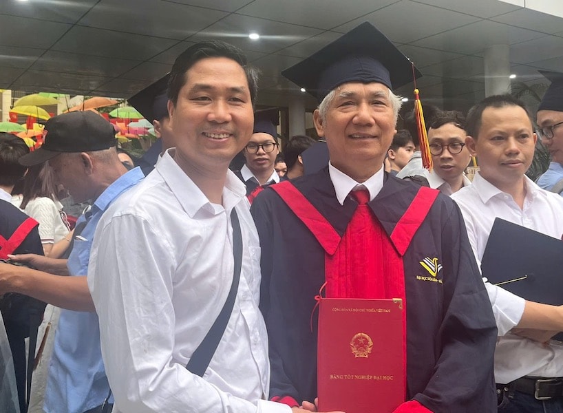 Tân bác sĩ 75 tuổi tốt nghiệp loại giỏi, chỉ nghỉ học đúng 1 buổi trong 6 năm