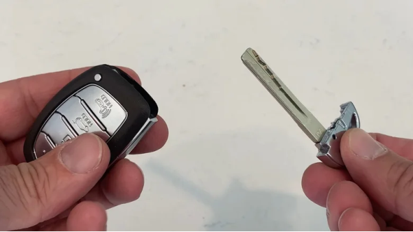 Điều gì xảy ra khi bạn lái ô tô mà quên khóa từ?