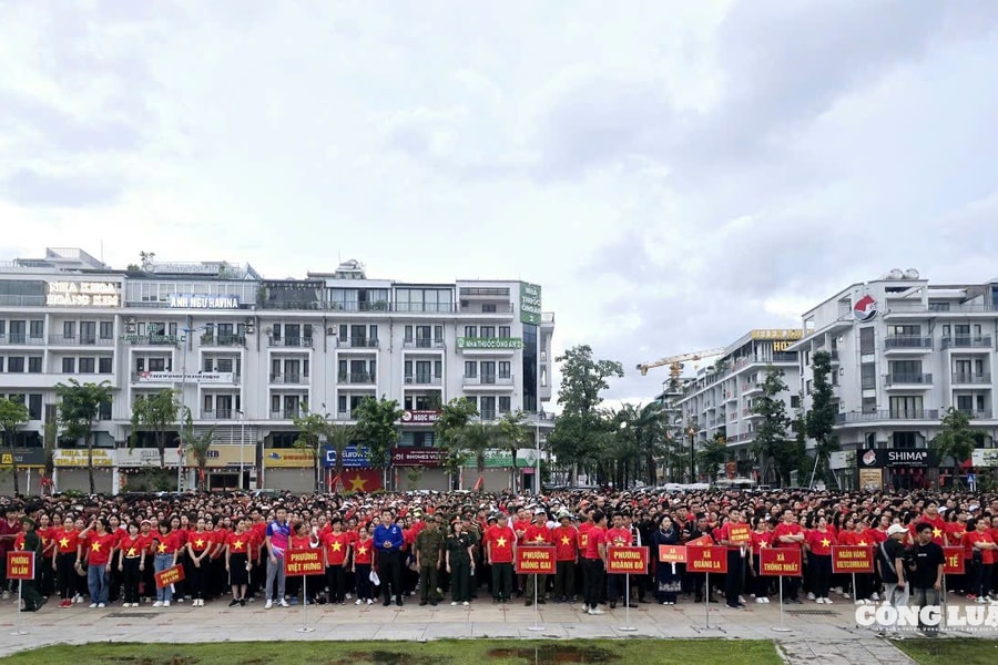 Quảng Ninh: Rừng người rực rỡ sắc cờ đỏ trong chương trình “Cùng Việt Nam tiến bước”