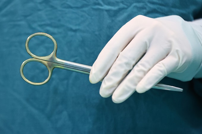 Cảnh báo phụ huynh: Bé 26 tháng tuổi rách mí mắt vì vô tình vặn ga xe máy