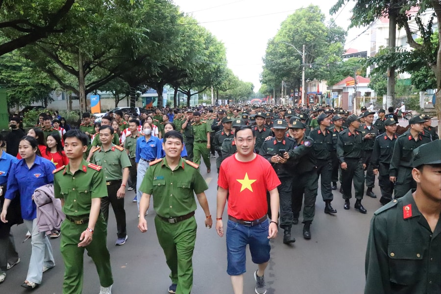 Người dân Đắk Lắk hưởng ứng hoạt động đi bộ “Cùng Việt Nam tiến bước”