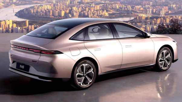 Sedan mới của Nissan chạy xăng nhưng lái như xe điện