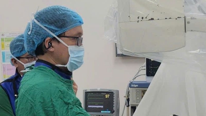 Lần đầu tiên tán sỏi túi mật xuyên gan qua da, bệnh nhân xuất viện sau 1 ngày