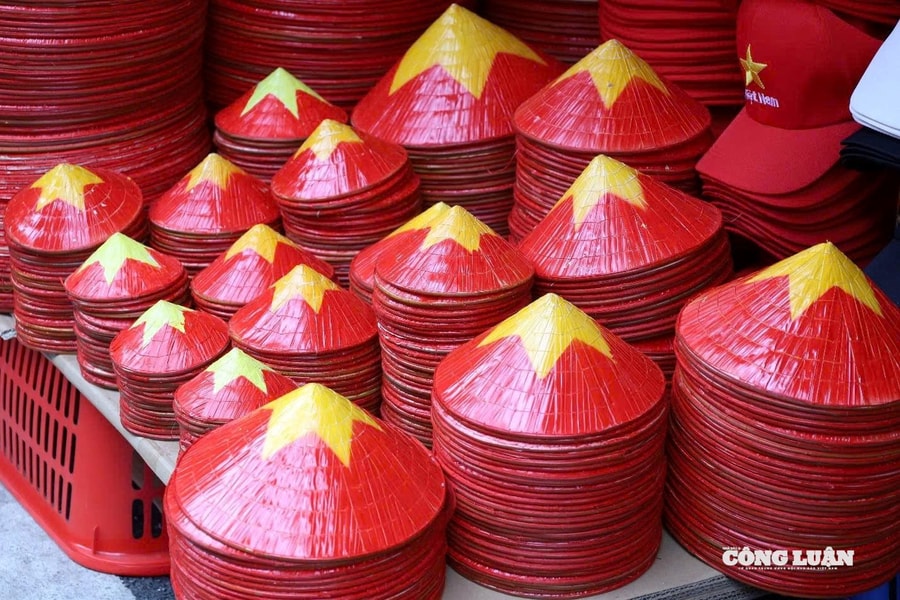 Phố Hàng Mã bừng sắc đỏ chào đón đại lễ 80 năm Quốc khánh 2/9