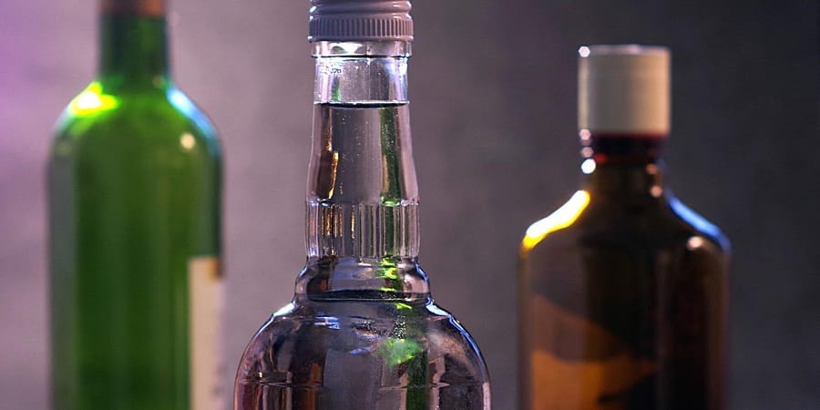 Kuwait bắt giữ 67 người sản xuất rượu lậu sau cái chết của 23 người