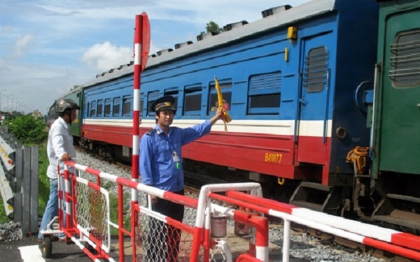 Kiên quyết thu hồi quyền sử dụng đất trong hành lang an toàn đường sắt tại các 'điểm đen' giao thông