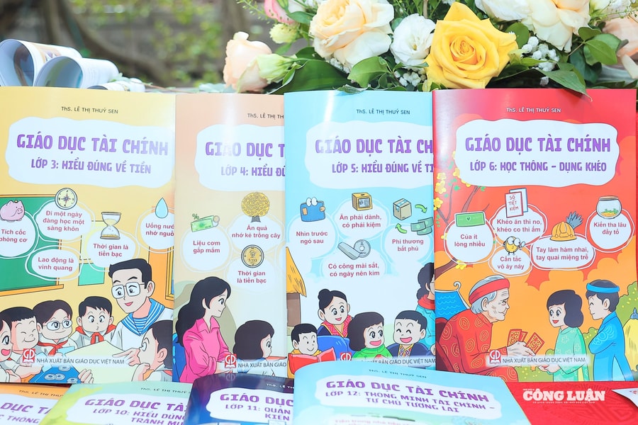 Bộ sách 'Giáo dục tài chính' đưa tư duy tài chính đến gần hơn với học sinh Việt Nam