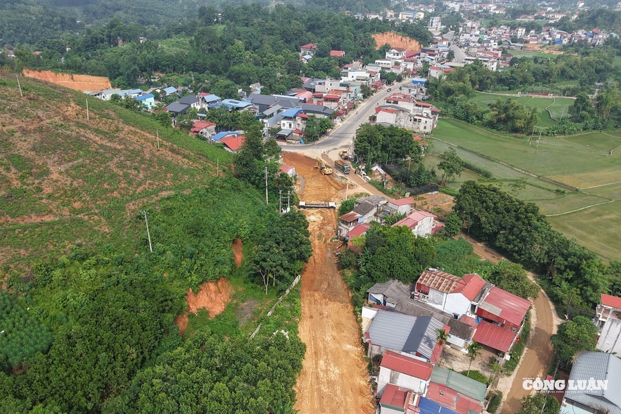 Đường Hồ Chí Minh đoạn Chợ Chu - Ngã ba Trung Sơn vẫn vướng mặt bằng