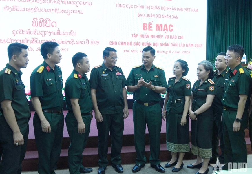 Bế mạc lớp tập huấn nghiệp vụ báo chí cho Báo Quân đội nhân dân Lào