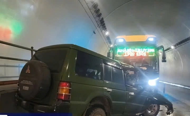 Va chạm 2 ô tô trong hầm Đèo Ngang, hai người tử vong
