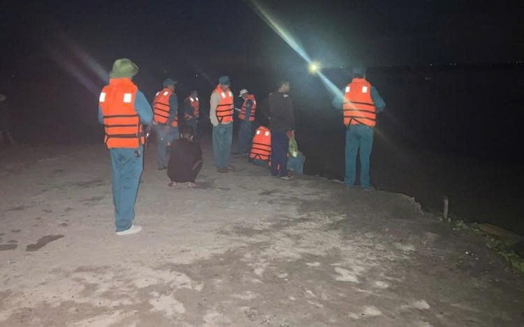 Dông lốc làm lật bè trên biển Quảng Ninh, 2 người tử vong