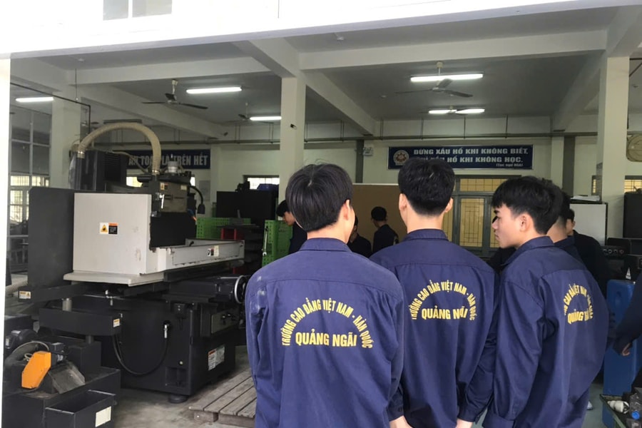 Chủ tịch UBND tỉnh Quảng Ngãi yêu cầu trả dứt điểm nợ lương, nợ tiền dạy vượt giờ giảng viên kéo dài 10 năm