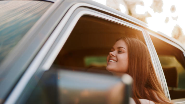 Hạ kính khi lái xe có tốn xăng hơn không?