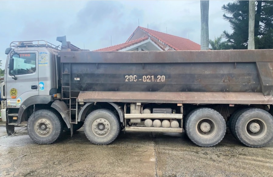 Ninh Bình: Xe ô tô tải làm rơi vãi đất đá ra đường, tài xế và chủ xe bị phạt hơn 30 triệu đồng