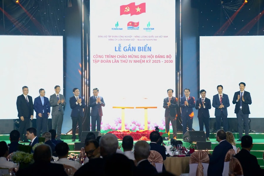 Lễ đón mừng dòng dầu đầu tiên từ dự án phát triển mỏ Kình Ngư Trắng - Kình Ngư Trắng Nam