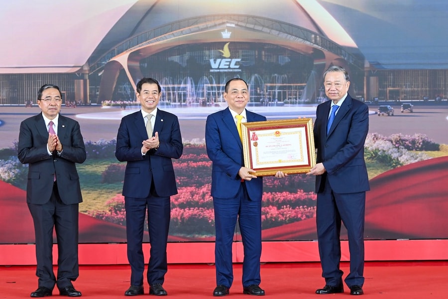 Vingroup vinh dự đón nhận Huân chương Lao động hạng Nhất