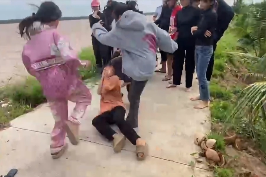 Nữ sinh lớp 7 ở Vĩnh Long bị nhóm bạn nữ kéo lê, đánh hội đồng vì… đăng ảnh lên mạng