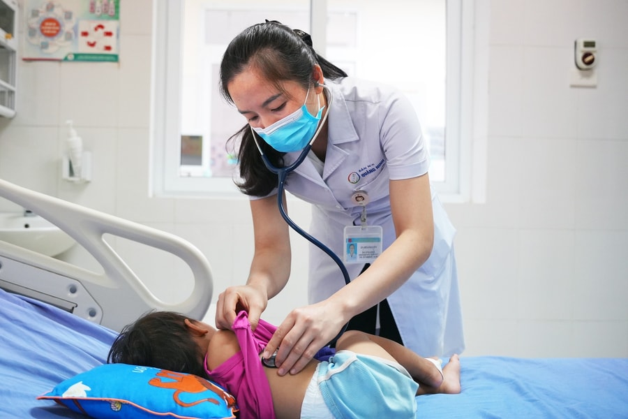 Cháu bé 21 tháng tuổi thoát chết kỳ diệu sau vết cắn ‘tử thần' của rắn cạp nia