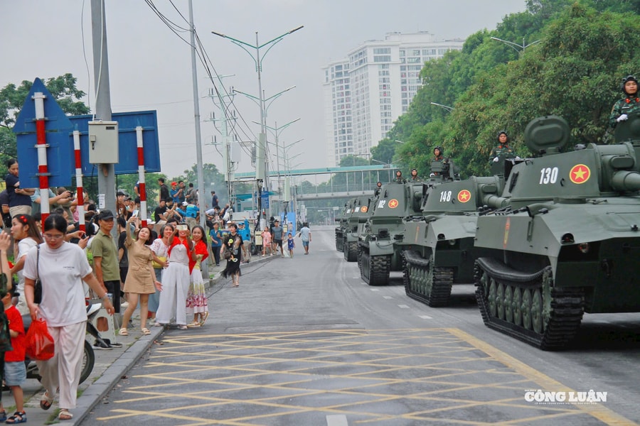 Hà Nội rộn ràng đón đoàn xe khí tài nối dài trên phố trong buổi tổng hợp luyện A80