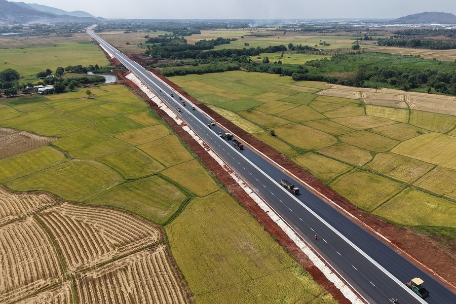 10 tháng, giải ngân đầu tư công mới đạt hơn một nửa kế hoạch