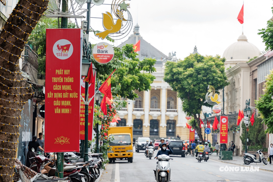 Thủ đô Hà Nội rực rỡ sắc đỏ chào mừng 80 năm Quốc khánh